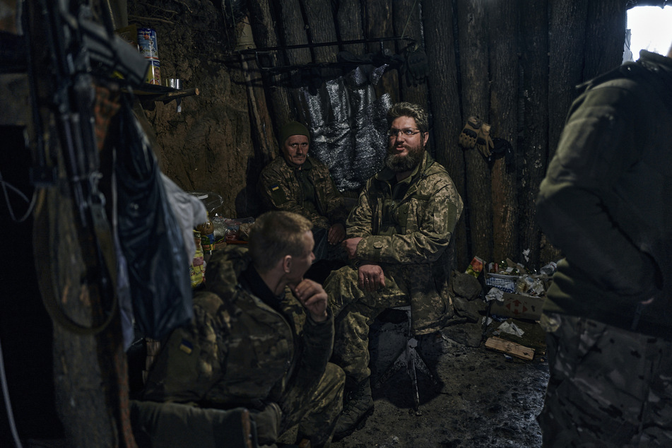 Ukrainische Soldaten ruhen sich in einem Unterstand an der Frontlinie in Bachmut aus.