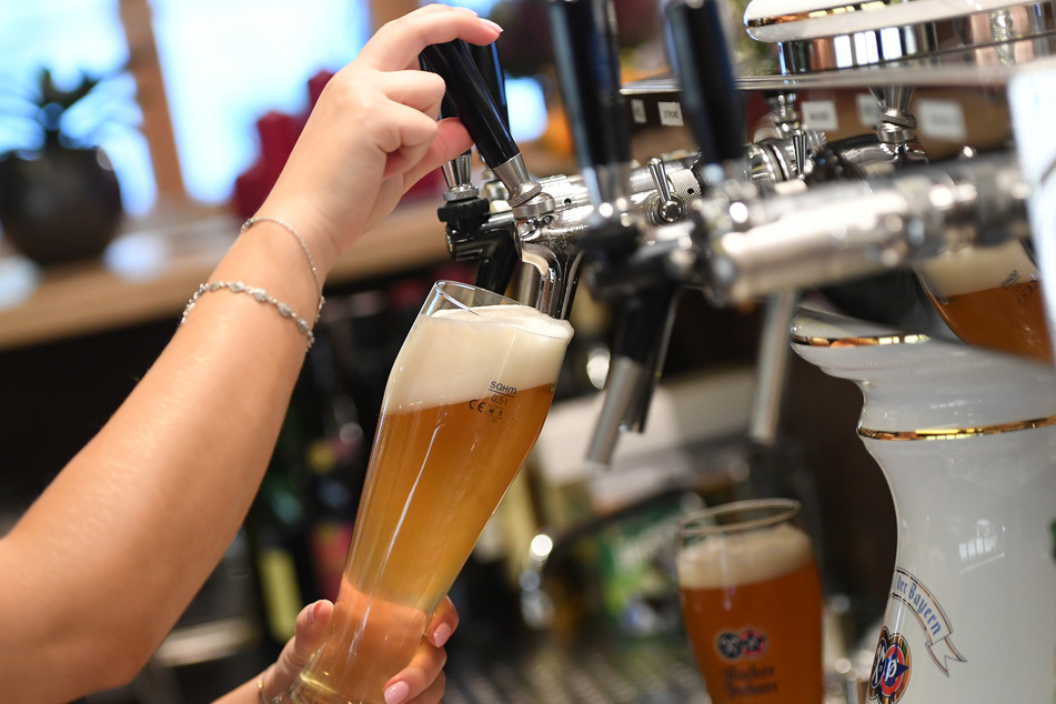 Bier wird aktuell nur im privaten Haushalt gezapft. (Symbolbild)