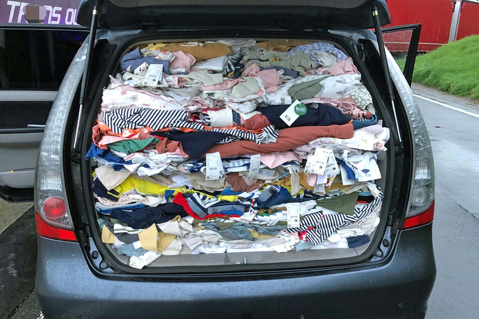 Der Kofferraum des Wagens war prall gefüllt mit gestohlener Kleidung.