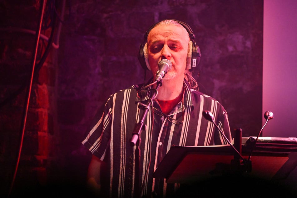 Wie üblich hatte der einstige "Wolfsheim"-Star seinen Notenständer samt Liederbuch mitgebracht, die ihn bereits seit den Anfängen seiner Karriere begleiten.