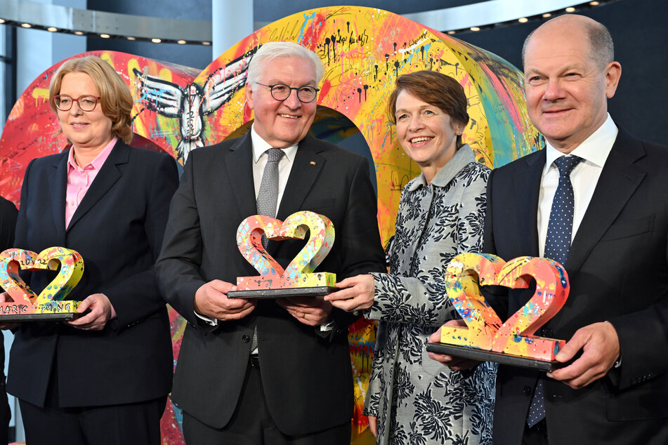 Bundestagspräsidentin Bärbel Bas (54, SPD, v-l-n-r), Bundespräsident Frank-Walter Steinmeier (66,), seine Frau Elke Büdenbender (60) und Bundespräsident Olaf Scholz (64, SPD) waren in Erfurt zu Gast.