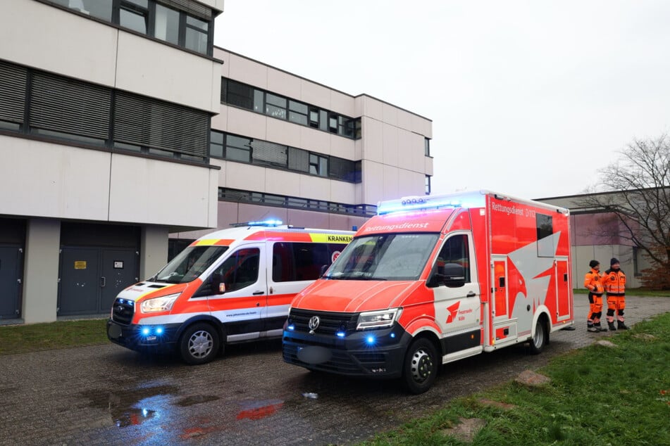 Polizei und Rettungskräfte kümmern sich vor Ort um die verletzten Schüler und Angehörige.