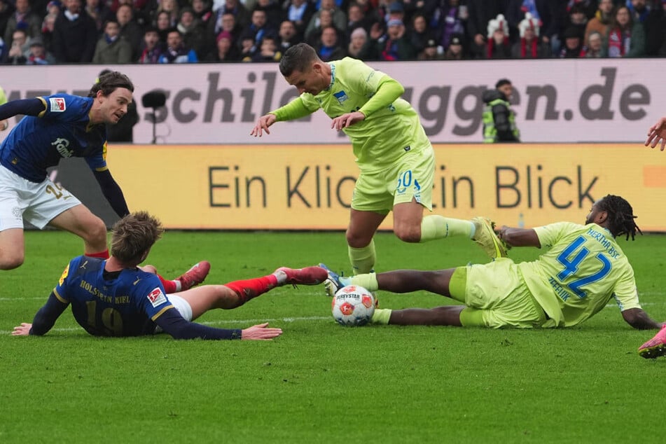 Deyovaisio Zeefuik (r.) haut sich ohne Rücksicht auf Verluste in die Zweikämpfe und schont dabei weder sich noch seine Gegen- und Mitspieler.