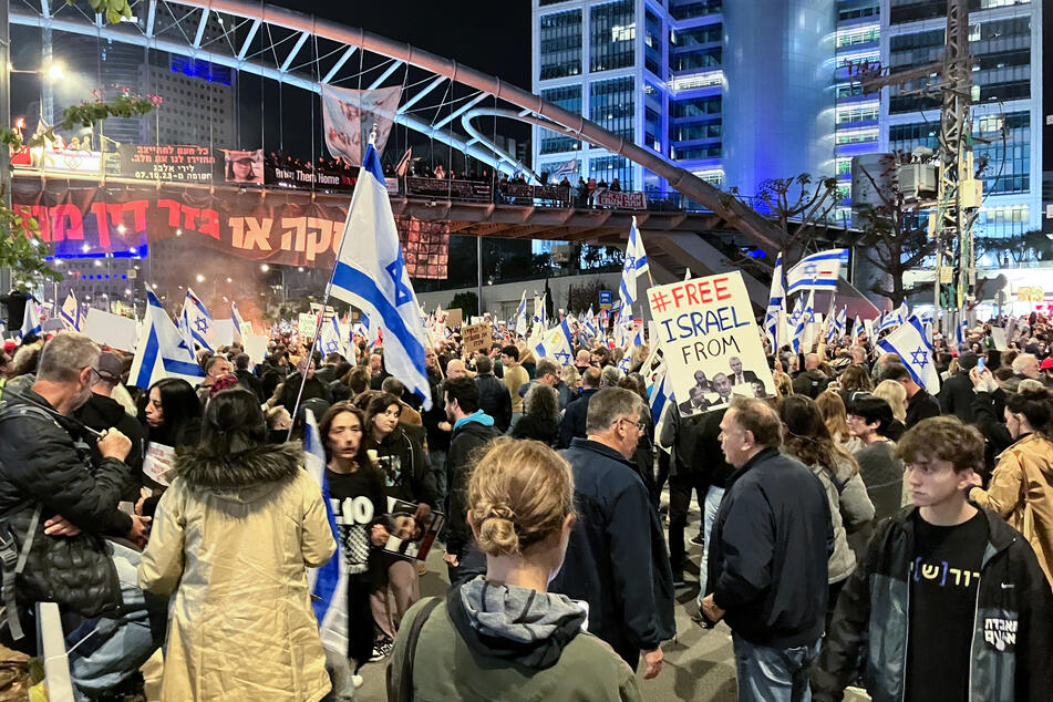 Angehörige und Unterstützer der israelischen Geiseln, die im Gazastreifen von palästinensischen Terroristen festgehalten werden, blockieren eine Straße während einer Kundgebung in Tel Aviv.