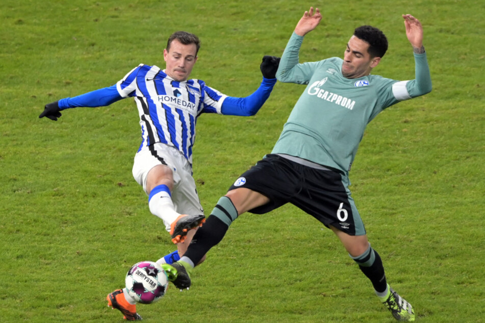 Herthas Vladimir Darida (l.) im Zweikampf mit Omar Mascarell von Schalke.