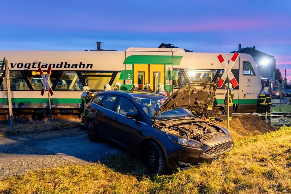 An unbeschranktem Bahnübergang: Ford und Vogtlandbahn stoßen zusammen