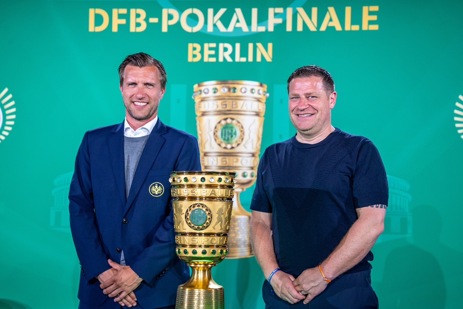 Max Eberl (49, r.) bei der Übergabe des DFB-Pokals mit Frankfurts Sportdirektor Markus Krösche (42).