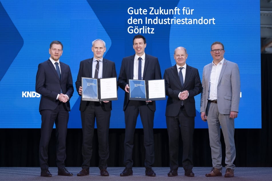 Unterzeichnet: Michael Kretschmer (49, CDU, v.l.), Alstom-Deutschland-Chef Tim Dawidowsky, Florian Hohenwarter von KNDS Deutschland, Kanzler Olaf Scholz (66, SPD) und Dirk Schulze von der IG Metall in Görlitz.