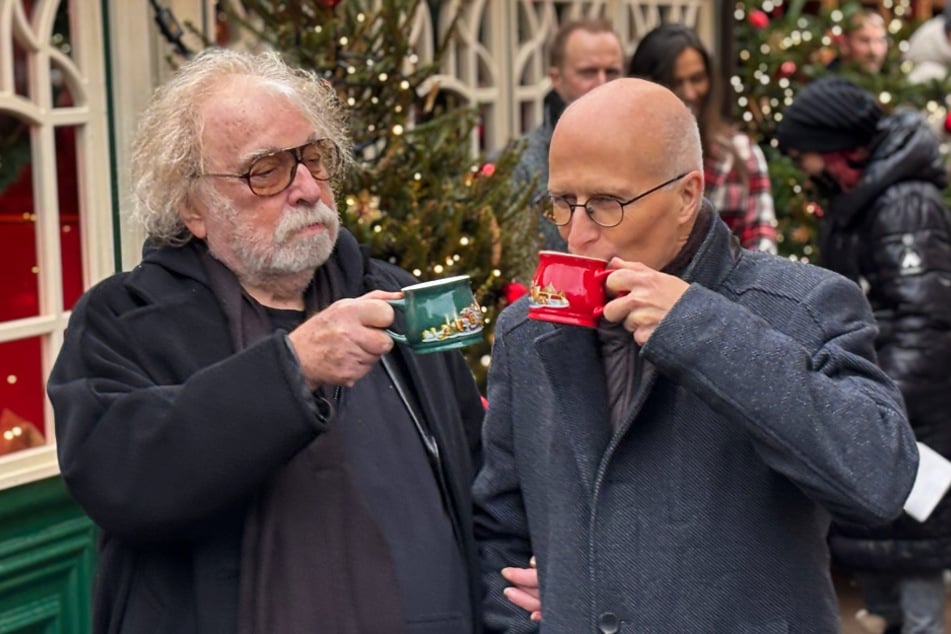 Gemeinsam mit Roncalli-Chef Bernhard Paul (78) genehmigte sich Bürgermeister Peter Tschentscher (59) einen Bio-Glühwein zur Eröffnung.