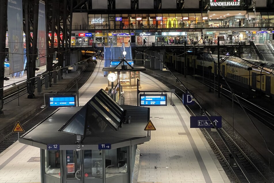 Gähnende Leere: Der Hamburger Hauptbahnhof, nach Fahrgastzahlen Deutschlands größter Bahnhof, am Morgen des Streiktags.