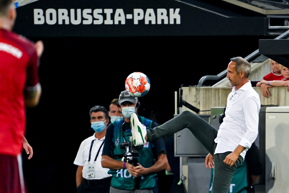 Adi Hütter (51) ist noch gut in Form! Beim ersten Heimspiel gegen den FC Bayern zeigte sich Gladbach-Trainer technisch versiert an der Seitenlinie.