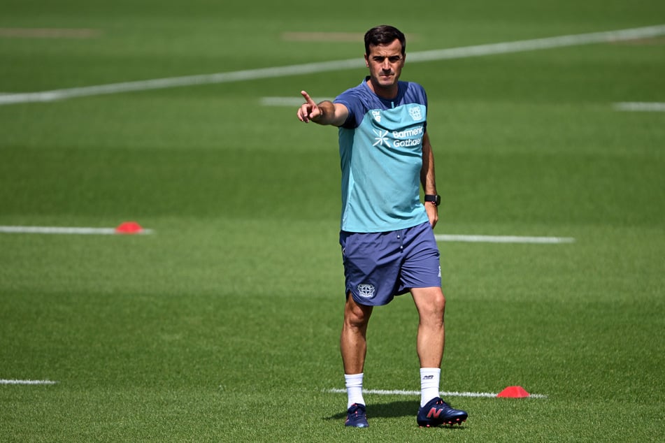 Plant mit dem Youngster auf der Doppelsechs: Trainer Carles Martínez (42).