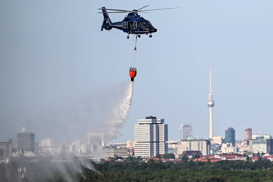 Bei den gefährlichen Löscharbeiten kamen Hubschrauber, Roboter und sogar ein Panzer zum Einsatz.