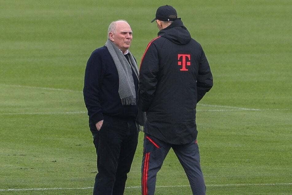 Ehrenpräsident Uli Hoeneß (71, l.) ist während der Woche überraschend beim Bayern-Training aufgetaucht.