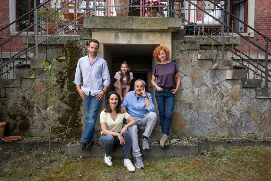 Die Familie Stubbe: Opa Stubbe (Wolfgang Stumph, 2.v.r.), Enkelin Caro (Greta Kasalo, M.), Tochter Christiane (Stephanie Stumph, 2.v.l.), Quasi-Schwiegersohn Helge (Wanja Mues, l.), Partnerin Marlene (Heike Trinker, r.).