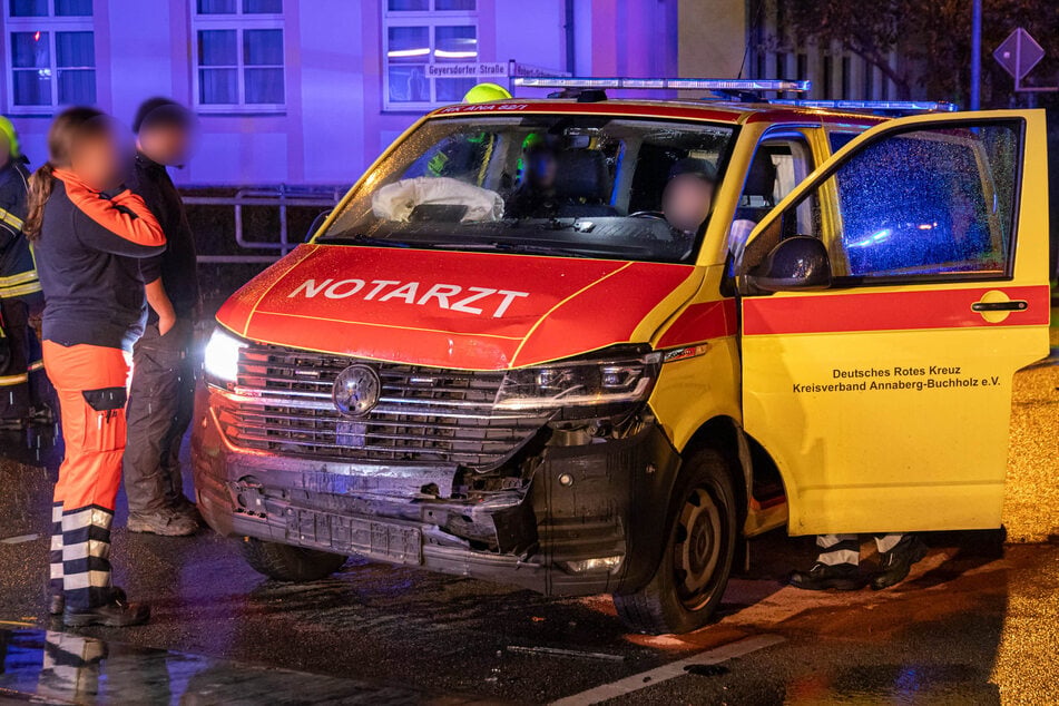 Im Notarzt-Fahrzeug sprang der Airbag auf.