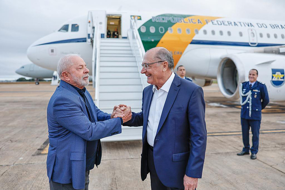 Luiz Inacio Lula da Silva (77, l.), Präsident von Brasilien, drückt Geraldo Alckmin (70), Vizepräsident von Brasilien, die Hand, bevor er nach China abfliegt.