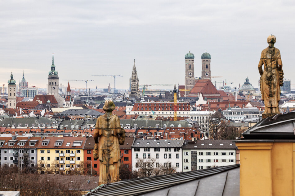 Wer in München wohnt, muss meist tief in die Tasche greifen. Immerhin, die Mieten der städtischen Wohnungsbaugesellschaften bleiben eingefroren.