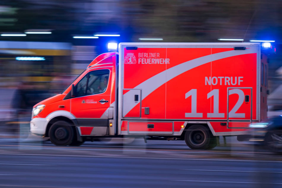 Das Opfer musste zur Behandlung in ein Krankenhaus gebracht werden. (Symbolfoto)