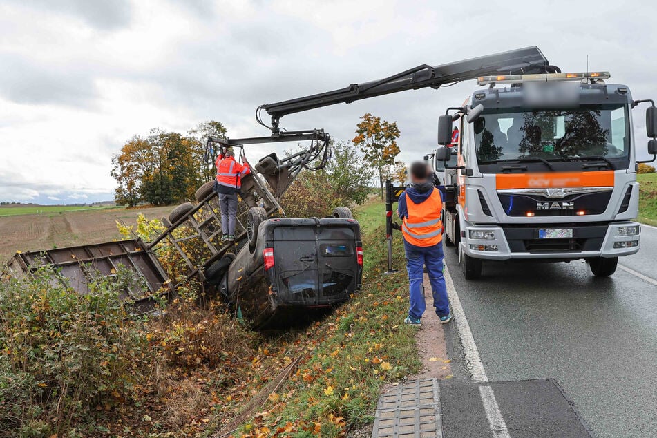 Suff-Unfall auf der B173 bei Plauen (Vogtland): Ein Transporter-Fahrer landete kopfüber neben der Straße.