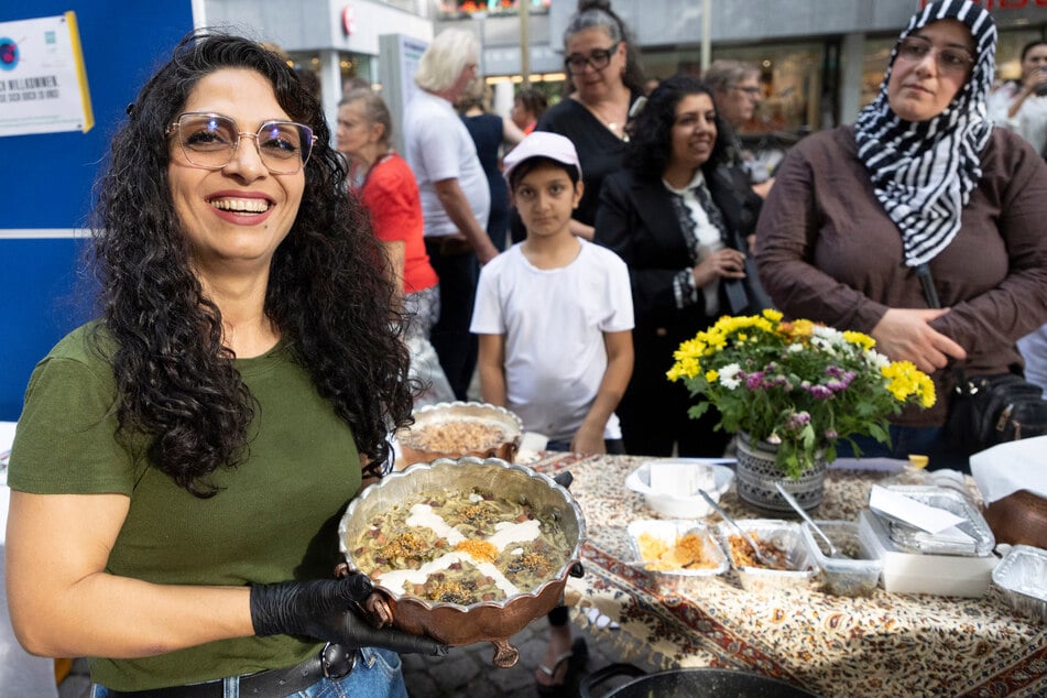 Iranerin Zeynab Kozemi (42) tischte "Ash-e Reshteh", eine persische Nudelsuppe auf.