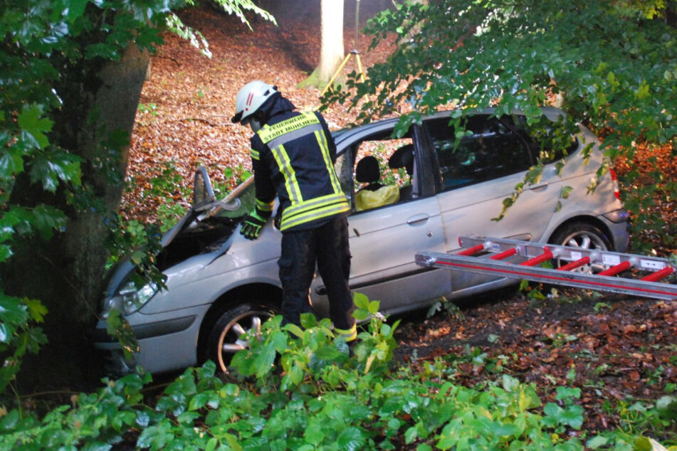 Die Frau musste aus dem auto von der Feuerwehr befreit werden (Symbolfoto).