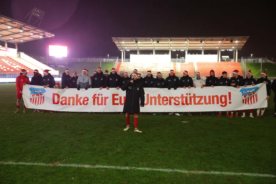 Rot-Weiße Weihnachtsmänner! Nach dem 4:3-Sieg gegen Zehlendorf schickten die Spieler um Kapitän Mike Könnecke (36) noch besinnliche Grüße an die eigenen Fans.