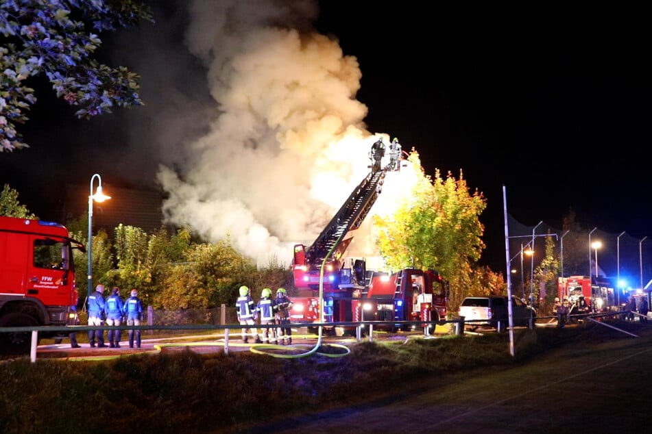 Das Gebäude nahe dem Sportplatz war am Sonntagabend in Flammen aufgegangen.