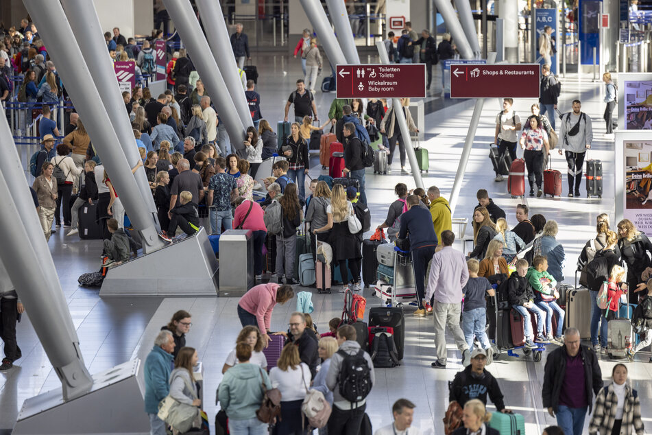 Reisende müssen sich an den Flughäfen Köln/Bonn und Düsseldorf auf erhebliche Einschränkungen einstellen.