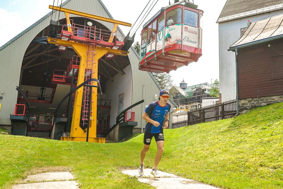 Sportler können beim Wettlauf auf den Fichtelberg gegen die Schwebebahn antreten.