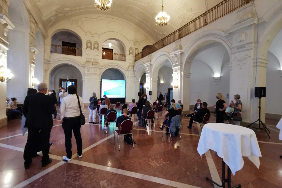 Im Neuen Rathaus wurden die Prognosen am Sonntag mit Spannung erwartet.
