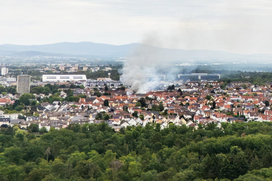 Die Rauchwolke über Rüsselsheim ist weit sichtbar.