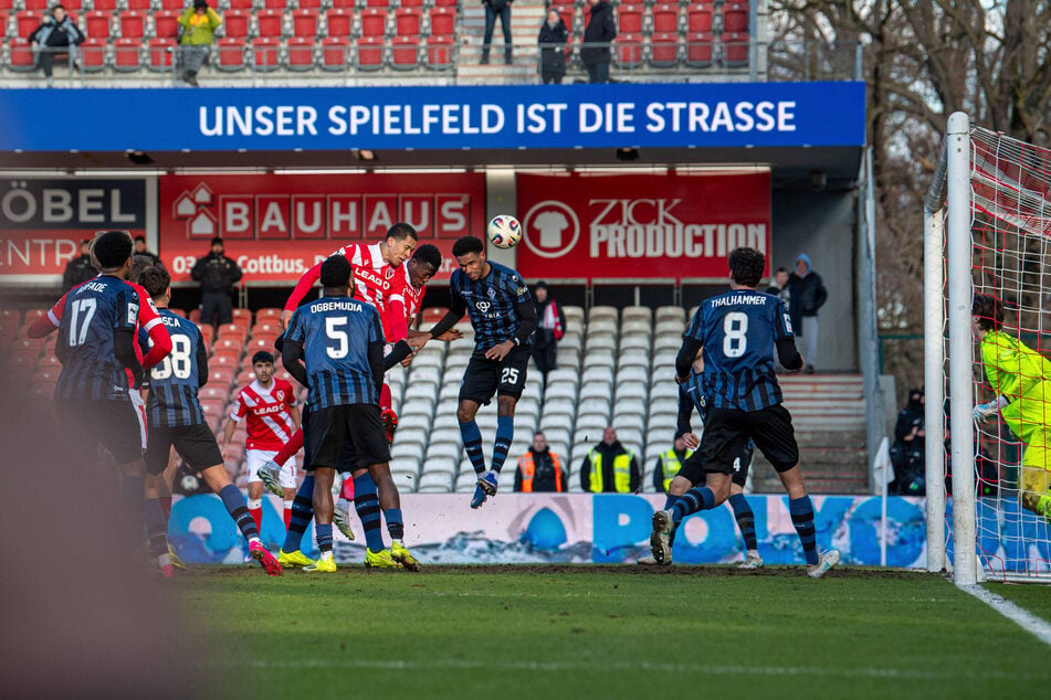 Einer der Aufreger der Saison: Awortwie-Grant (25) köpft aufs Tor, der Ball überschreitet die Linie um einen halben Meter, doch der Treffer zählt nicht.