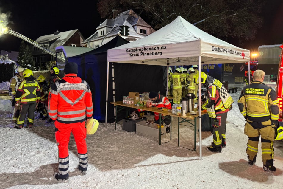 Mehr als 130 Einsatzkräfte kämpften stundenlang gegen die Flammen. Zwischendurch mussten sie mit Snacks und Heißgetränken versorgt werden.