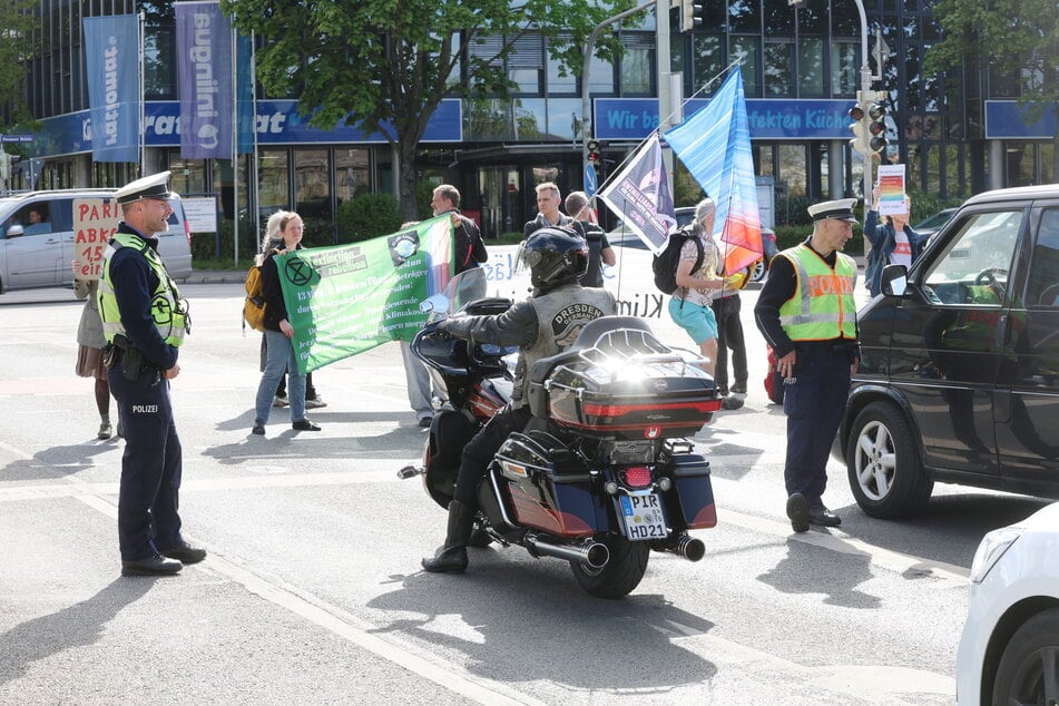 Eine gute halbe Stunde lang wurde der Verkehr von Klimaschützern lahmgelegt.