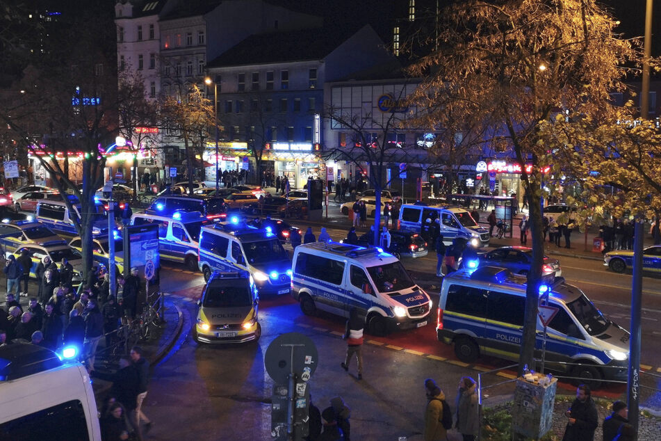Zahlreiche Polizeiautos stehen auf der Reeperbahn Ecke Hamburger Berg.