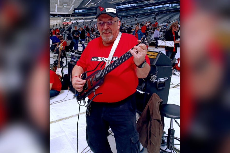 "Wir sind hier nicht nur Musiker, sondern Freunde": E-Gitarrist Lutz "Bonsai" Metzner (69) aus Dresden.