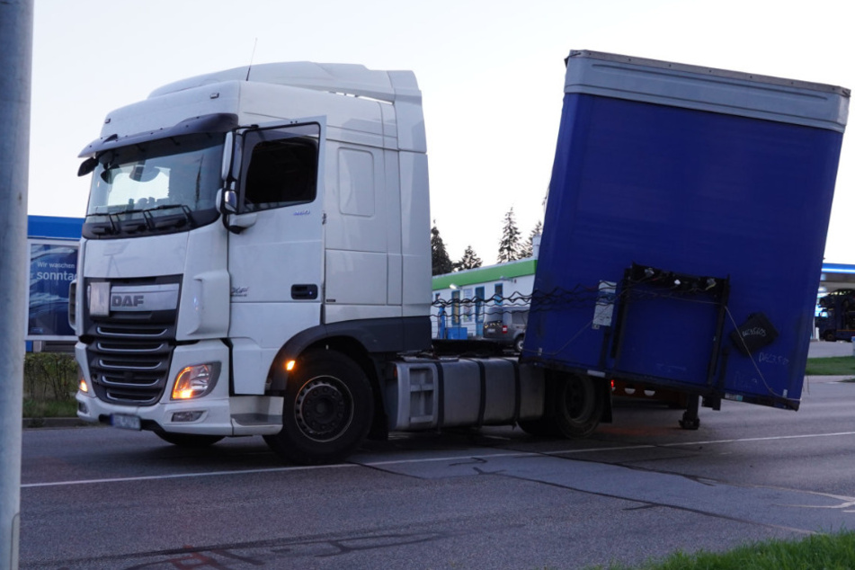Der polnische Lkw verlor bei der Ausfahrt aus dem Tankstellenbereich seinen Sattelauflieger.