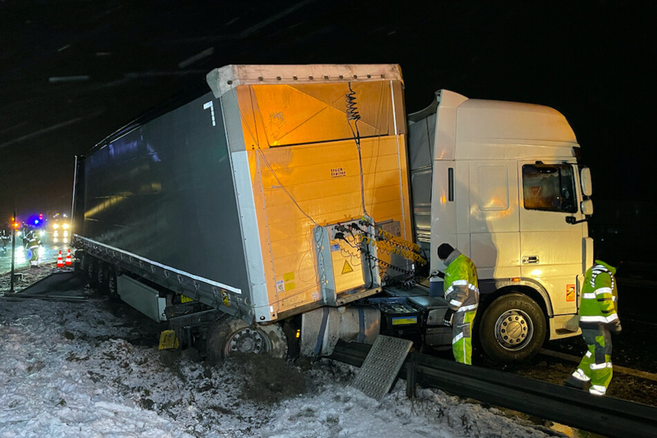 Auch auf der Autobahn 9 bei Münchberg stieß ein Lkw mit einem Schneepflug zusammen.