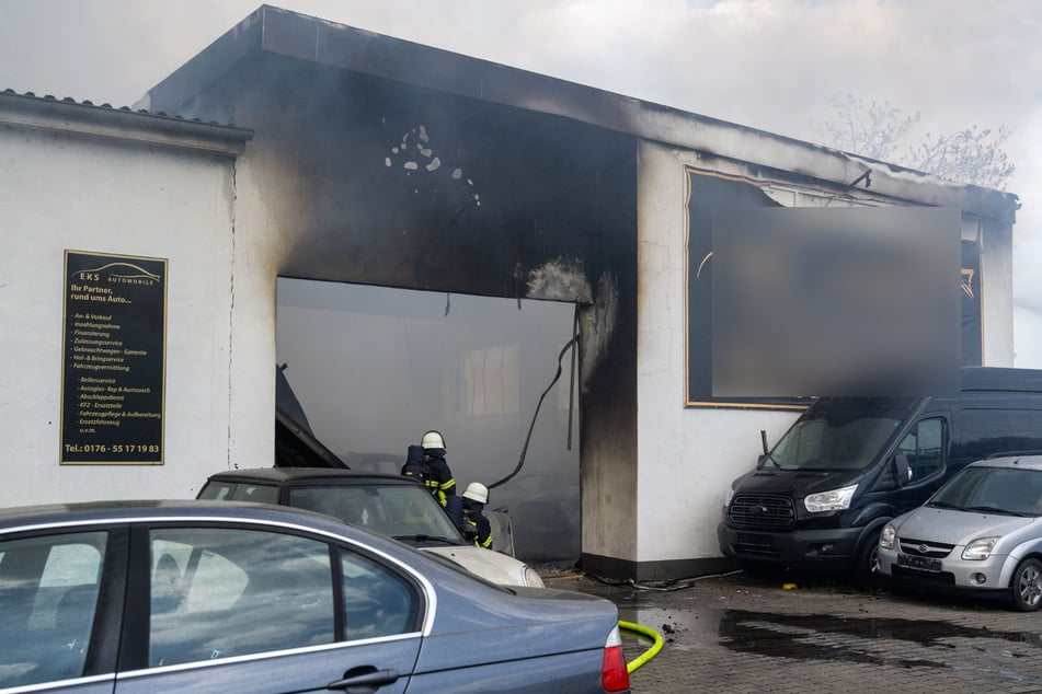 Ein Auto hatte in der Lagerhalle Feuer gefangen. Bei der Ankunft der Einsatzkräfte stand die komplette Halle bereits in Vollbrand.