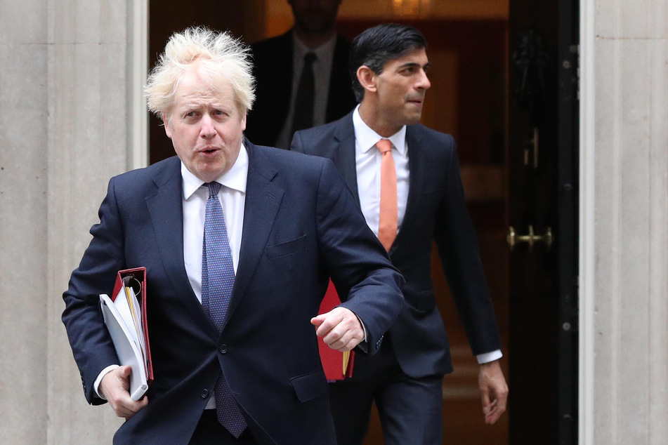 Premier Boris Johnson (57, l.) neben dem britischen Finanzminister Rishi Sunak (41). Die beiden wollten zunächst nicht in Quarantäne gehen. (Archivbild)