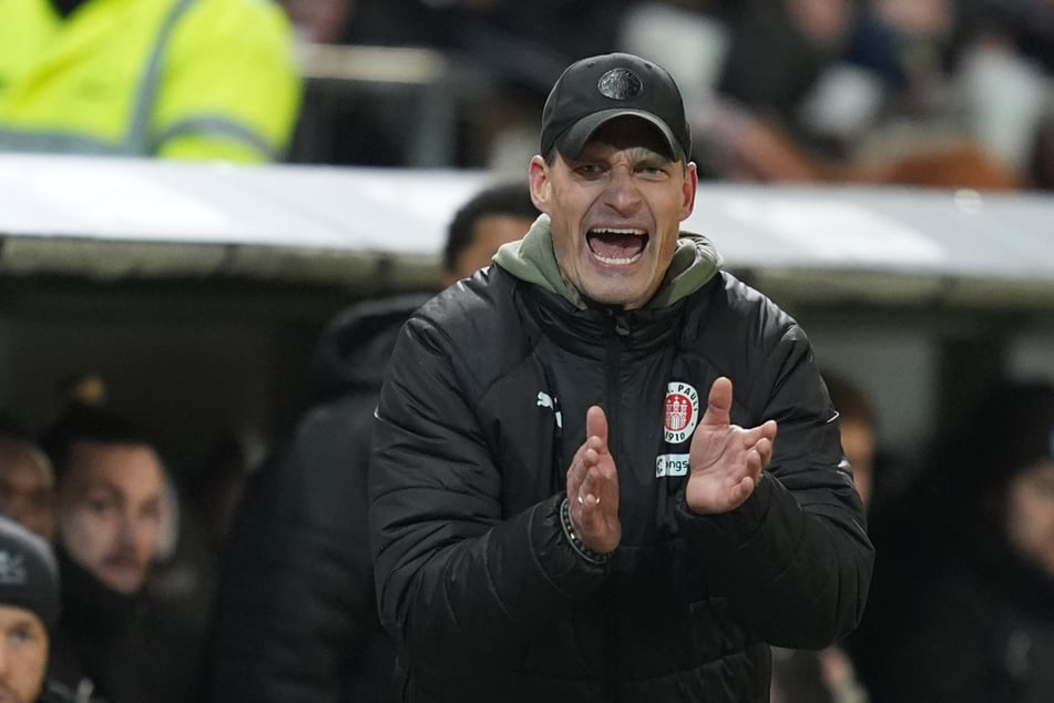 St.-Pauli-Trainer Alexander Blessin (52) fiel nach dem Sieg über Werder Bremen ein Stein vom Herzen.