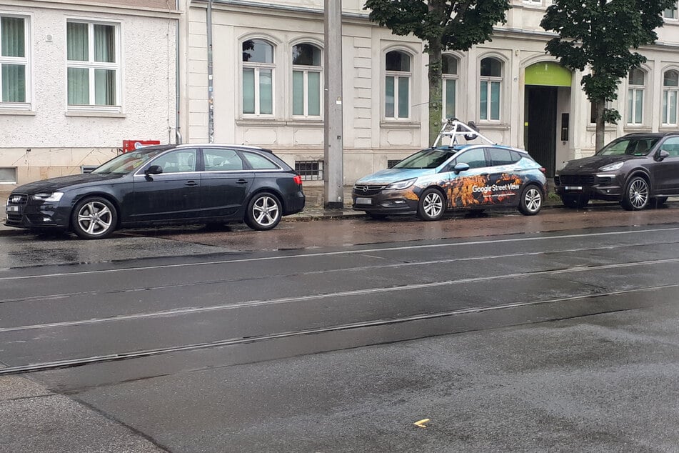 Ein Street-View-Auto von Google sorgte am Freitag an der Ostra-Allee für Aufsehen.