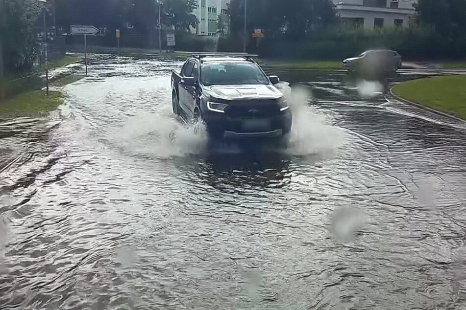 In Rostock und Umgebung hat anhaltender Starkregen für überflutete Straßen und vollgelaufene Keller gesorgt.