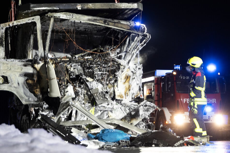Der schwer verletzte Lkw-Fahrer und sein ebenfalls verletzter Beifahrer wurden in nahe liegende Krankenhäuser gebracht, die A67 wurde voll gesperrt.