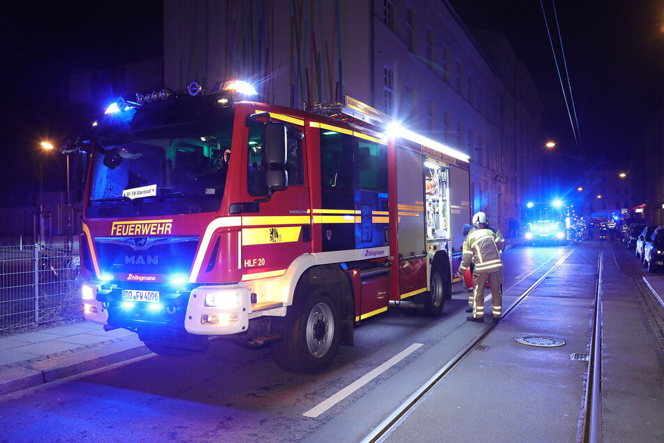 Die Dresdner Feuerwehr rückte kurz nach Mitternacht in die Görlitzer Straße aus.
