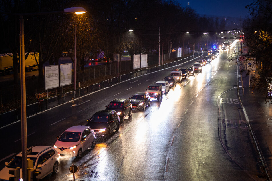 Am Donnerstag staut es sich wieder in Stuttgart. Im Bild: Der "Querdenken"-Autokorso in der Stuttgarter Innenstadt Ende Januar.