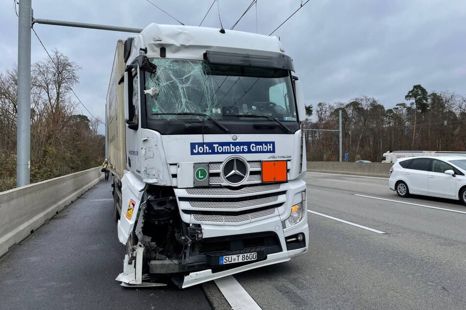 Der Sprengstoff des Lastwagens blieb bei dem Unfall am Montagmorgen zum Glück unversehrt.