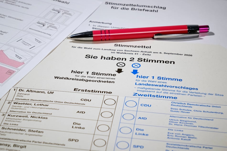 So sieht er aus, der Stimmzettel der Sachsen-Anhalt-Wahl, die seit Wochen ganz Deutschland in Atem hält.