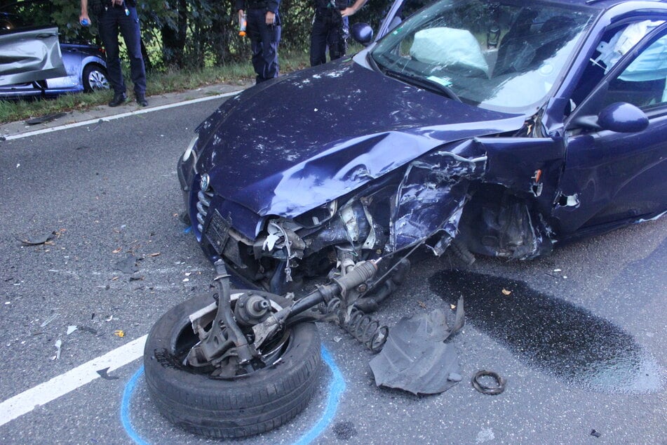 Der Fiat des schläfrigen Unfallverursachers (28) aus Leverkusen blieb nach dem Crash mit gebrochener Vorderachse auf der Straße stehen.